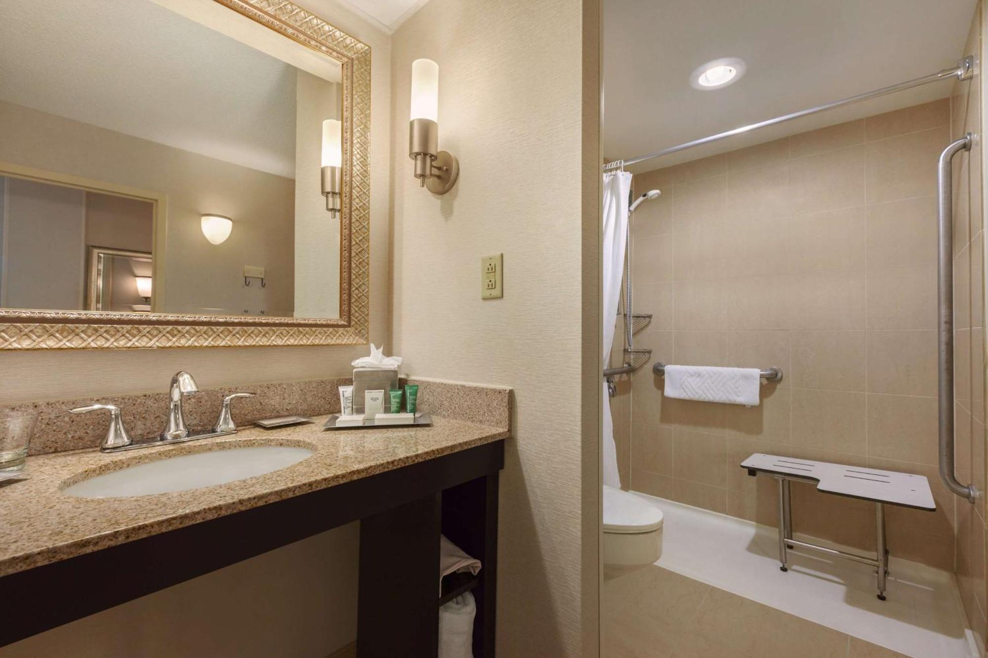 Hilton Fort Wayne At The Grand Wayne Convention Center (Adults Only) Bagian luar foto