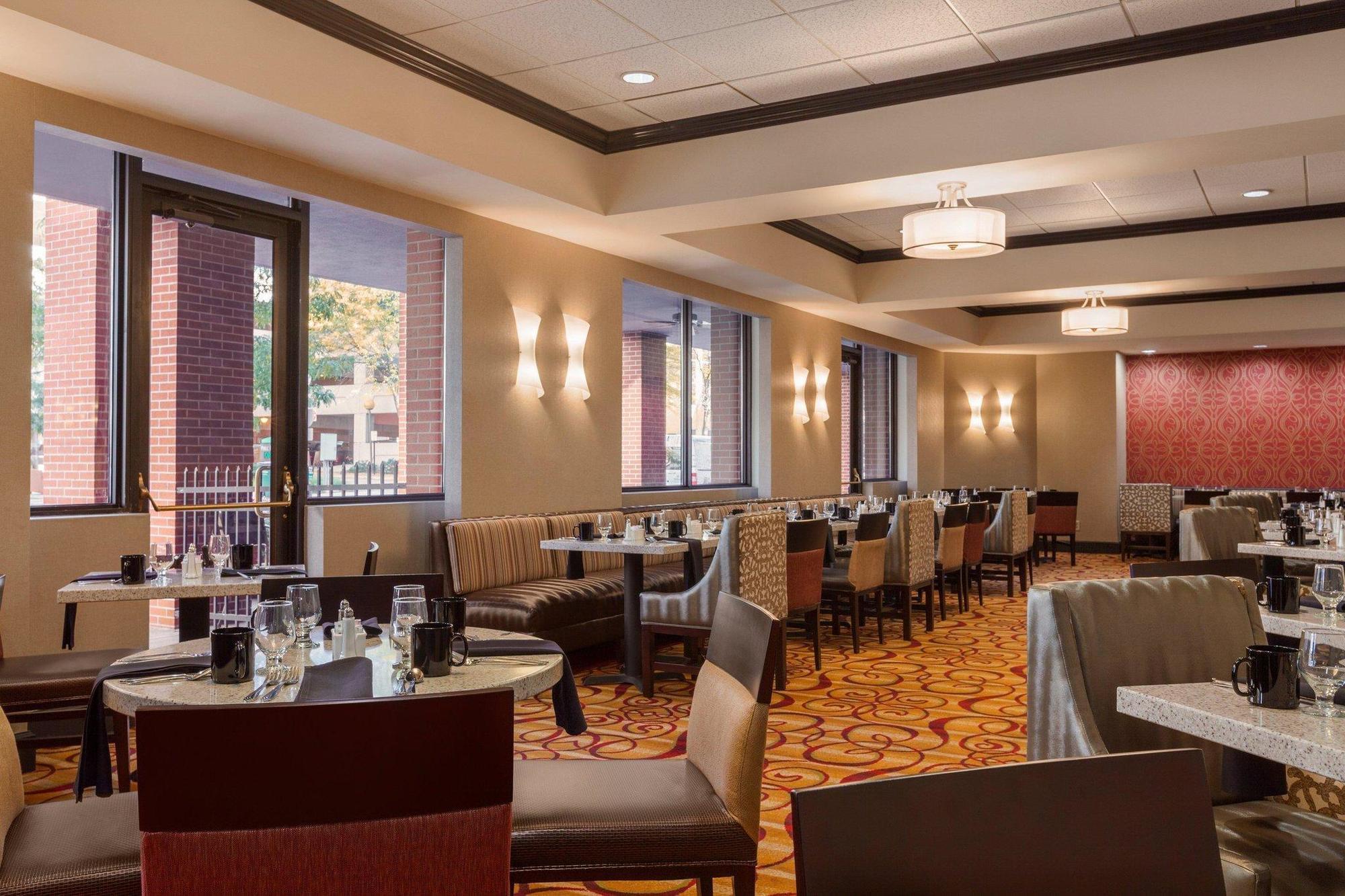 Hilton Fort Wayne At The Grand Wayne Convention Center (Adults Only) Bagian luar foto